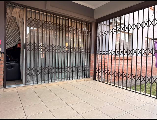 3 BEDROOM APARTMENT FOR SALE IN WATERVAL EAST